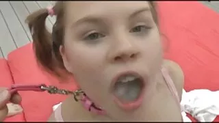 அழகான பொன்னிற லோரன் நிக்கோல் ஒரு அற்புதமான பட் வைத்திருக்கிறார், அதனுடன் அவர் ஒரு சேவல் சவாரி செய்கிறார்