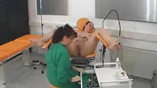 ஆர்வம் நிறைந்த அழகி சன்னி லியோன் தனது கவர்ச்சியான சிவப்பு நிற ஆடையுடன் போஸ் கொடுத்துள்ளார்