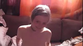 ஃபிஷ்நெட் காலுறைகளில் சூடான கருங்காலி பெண் மிஷனரி போஸில் புணரப்படுகிறார்