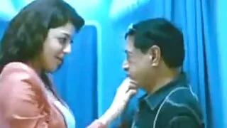 வளைந்த அழகி டிஃப்பனி பொம்மையுடன் பெரிய சுற்று படுக்கையில் விரைவானது