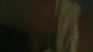 கொம்பு பிரஞ்சு ஸ்டேசி தரையில் இளம்பெண்