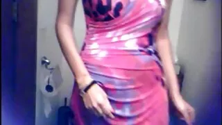 கருங்காலி பூட்டி பெண் நரகத்தில் இருந்து வேலை அவரது பிளவு அம்பலப்படுத்த அவரது கால்கள் பரவுகிறது