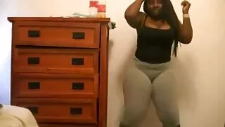 அழுக்கு அழகி டீன் ஒரு தடித்த dildo தனது கழுதை மற்றும் அவளது stuffs