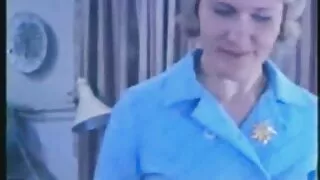 ஆசிய ரெட்ஹெட் ஒரு கொம்பு தோட்டக்காரருக்கு ஒரு தனியா கொடுக்கிறது