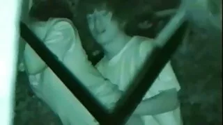 சேவல் நேசிக்கும் பிச் சகுரா ஓபா ஒரு சிறிய ஆசிய சேவலை விழுங்குவதை ரசிக்கிறார்