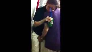 ஒத்த தோற்றமுடைய பொன்னிற ஹேர்டு நிம்போக்கள் ஒரு பெரிய கருப்பு சேவலை உறிஞ்சி ஒருவருக்கொருவர் புண்டைகளை நக்குகின்றன