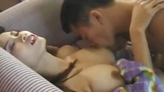 சாக்லேட் பிபிடபிள்யூ அவளது முலைக்காம்புகளைத் தூண்டுகிறது மற்றும் இரண்டு பக்க டில்டோவுடன் கிளிட் செய்கிறது