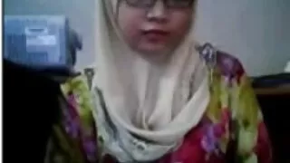 டார்சி டைலர், மியா மைலி மற்றும் கிறிஸ் ஸ்ட்ரோக்ஸ் ஒரு மூன்றுபேரை ஏற்பாடு செய்கிறார்கள்