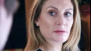 சால்டி பிட்சின் மொட்டையடித்த யோனி அபி ஒரு செக்ஸ் செக்ஸ் காட்சியில் நாய் பாணியைப் பிடிக்கிறார்