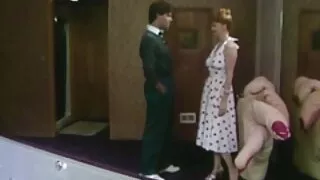 ஊதா காலுறைகளில் கவர்ச்சியான அழகி பெண் அவளது சூடான புண்டை நாய் நிலையில் கடினமாக உள்ளது