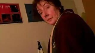 அழகான பொன்னிற ஜூலி கேஷ் சவாரிகள் கருப்பு கனா பில்லி கிளைட்டின் பைதான் சேவல்